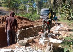 Babinsa Koramil 411-15/Kalirejo Ikut Bergotongroyong di Wilayah Binaannya