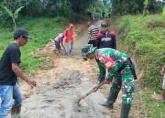 Wujudkan Akses Layak, Babinsa Koramil 411-14/PR Kawal Pengecoran Jalan Swadaya di Kampung Payung Dadi