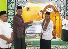 Kunjungan Safari Ramadhan, Plh Sekda Kusbani Serahkan Bantuan Untuk Masjid Baiturohman II