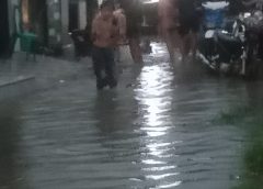 Hujan Deras dan Angin Kencang Mengakibatkan Banjir Masuk ke Dalam Rumah Warga 