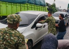 Personel Koramil 411-12/GS Bersama Forkopimcam Bumi Ratu Nuban Bagikan Takjil Gratis