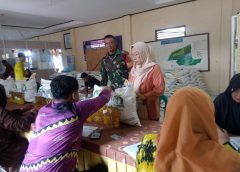 Babinsa Koramil 411-02/MU Kawal Penyaluran Bantuan Pangan di Kelurahan Purwosari