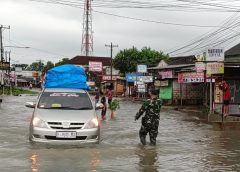 Aksi Tanggap Wilayah Binaan, Babinsa Koramil 411-05/Pgr Turun Tangan Tertibkan Lalu Lintas di Lokasi Banjir Kota Gajah