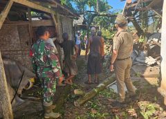 Babinsa Koramil 411-04/Trimurjo Bahu-Membahu Bersama Warga Bersihkan Pohon Tumbang