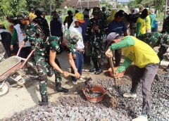 TNI dan Warga Mujirahayu Swadaya Cor Jalan Strategis Penghubung Antar Kabupaten