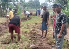 Tanpa Bantuan, Puluhan Warga Inisiatif Buka Akses Jalan Baru