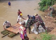 “NGUNJAL” MATERIAL, PIKUL DAN PAKAI RAKIT BAMBU DARURAT DEMI PEMBANGUNAN JEMBATAN GARUDA