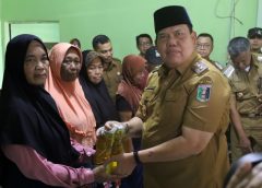 Wabup Azwar Hadi Turun Langsung Pantau Bantuan Pangan, 825 Warga Girikelopomulyo Terima Beras dan Minyak