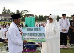 Bupati Ela Salat Idul Adha Bersama Warga Bandar Sribhawono, Serahkan Sapi Kurban untuk Masyarakat