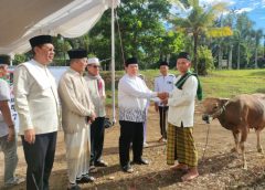 Azwar Hadi Salat Idul adha di Islamic Center Sukadana, Serahkan Sapi Kurban untuk Masyarakat