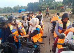 Demi Keselamatan Pelajar, Polsek Way Bungur Rutin Dampingi Penyeberangan Sungai Setiap Hari