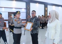 Kapolres Lampung Timur Beri penghargaan dan Apresiasi Khusus kepada pasutri dengan aksi heroik Nya