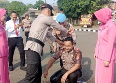 Usai Kenaikan Pangkat: Kasat Reskrim Rizky Dapat Penghormatan Dimandikan Kembang Oleh Kapolres Kota Metro