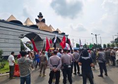 Alam Baka Gelar Aksi di DPRD Lampung