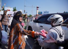 Sambut Hari Kemerdekaan Eva Dwiana Bagikan 10 Ribu Bendera Merah Putih ke Warga