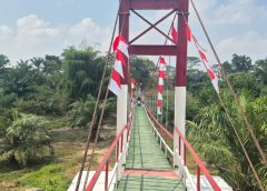 Kemanunggalan TNI dan Warga Tuntaskan Pembangunan Jembatan Garuda Perintis Gantung