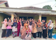 Manfaatkan Limbah Kulit Buah, Mahasiswa KKL PPM Kelompok 91 Edukasi Ibu-Ibu Dasawisma tentang Pembuatan Sabun Ecoenzyme