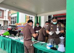Kejari Metro Musnahkan Barang Bukti Narkoba Hingga Senpi Rakitan