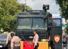 Polres Metro Semprot Jalan Kota, Tekan Dampak Abu Vulkanik Erupsi Gunung Krakatau