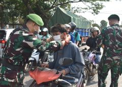 Antisipasi Abu Vulkanik Anak Krakatau, Korem 043/Gatam Bagikan Masker dan Bersihkan Sekolah di Metro