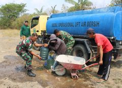 Atasi Dampak Kemarau Panjang, Kodim 0411/KM Distribusikan Ribuan Liter Air Bersih untuk Warga Terbanggi Besar