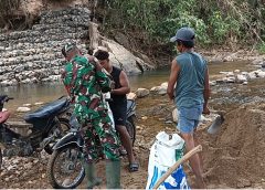 Babinsa Koramil 411-14/PR Gotong Royong Susun Bronjong Jembatan Gantung Way Seputih